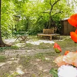2 Single Beds Room With Shared Bathroom