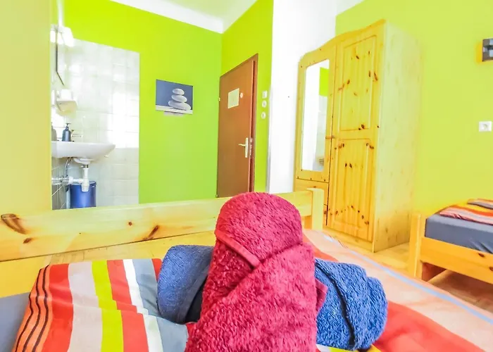 2 Single Beds Room With Shared Bathroom
