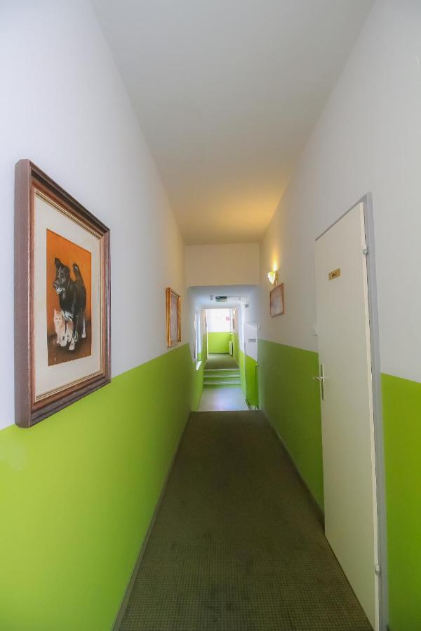 Apartment 2 Single Beds With Shared Bathroom