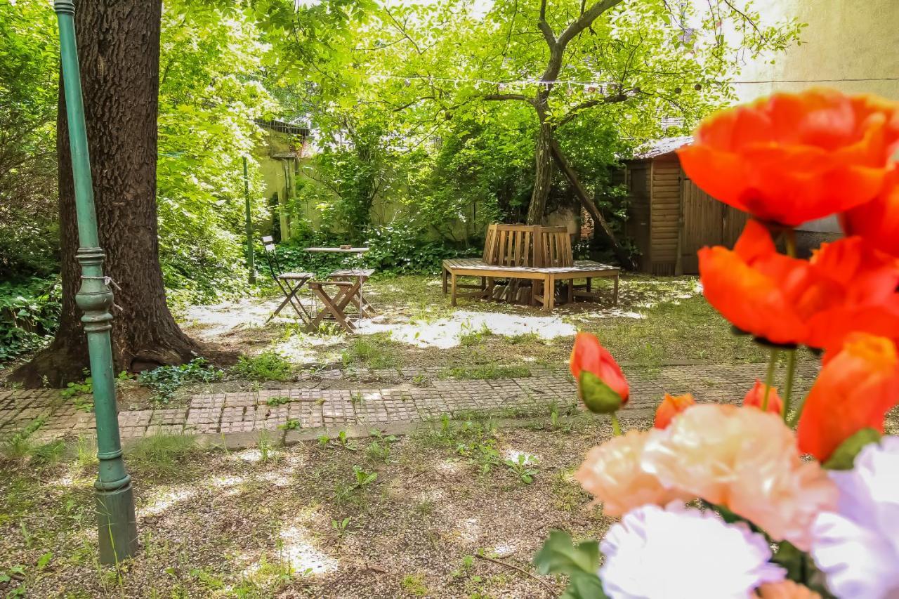 2 Single Beds With Shared Bathroom Apartment *