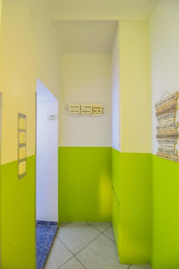 Apartment 2 Single Beds With Shared Bathroom