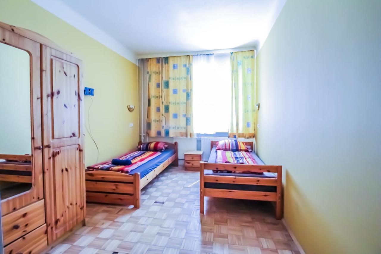 2 Single Beds With Shared Bathroom *
