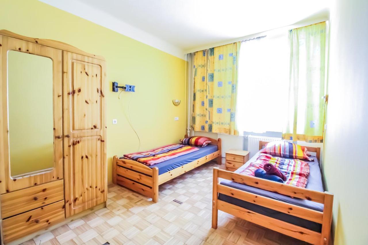 2 Single Beds With Shared Bathroom Apartment Vienna