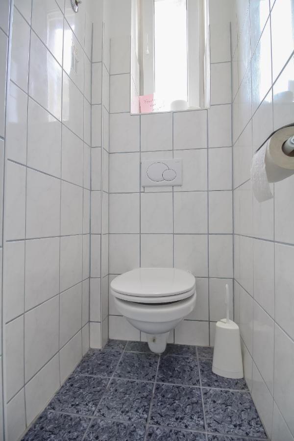 2 Single Beds With Shared Bathroom