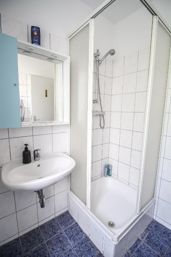 2 Single Beds With Shared Bathroom