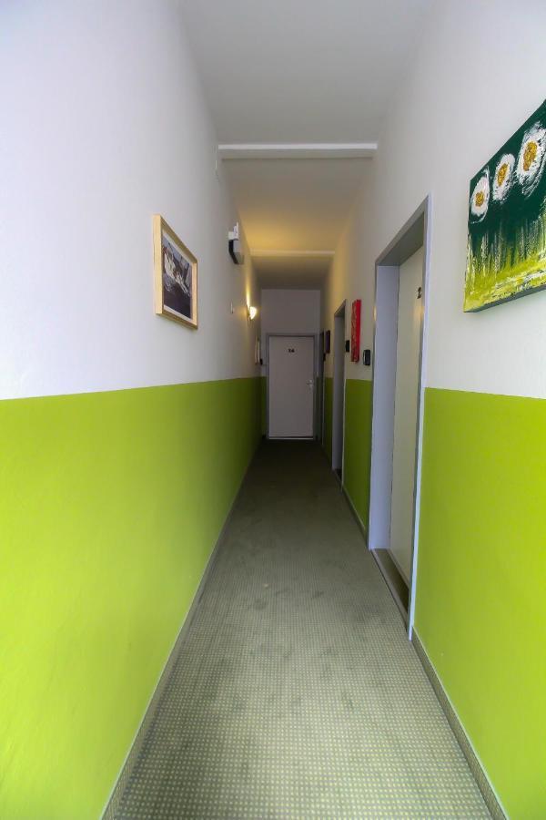 2 Single Beds With Shared Bathroom Viena